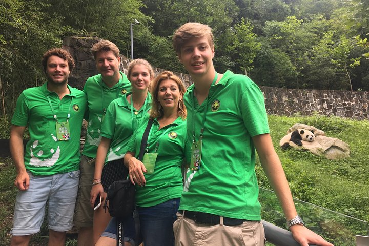 Chengdu: Private Full Day Panda Volunteer Tour