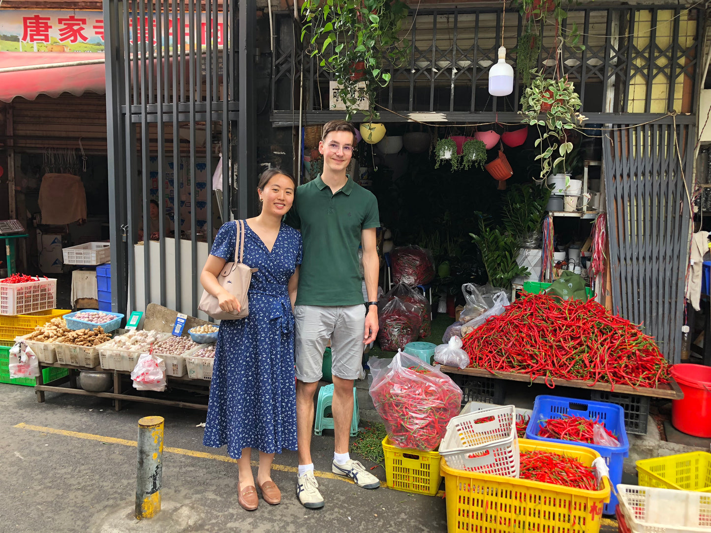 Chengdu: Dumpling Cooking Class with A Local Spice Market Visit
