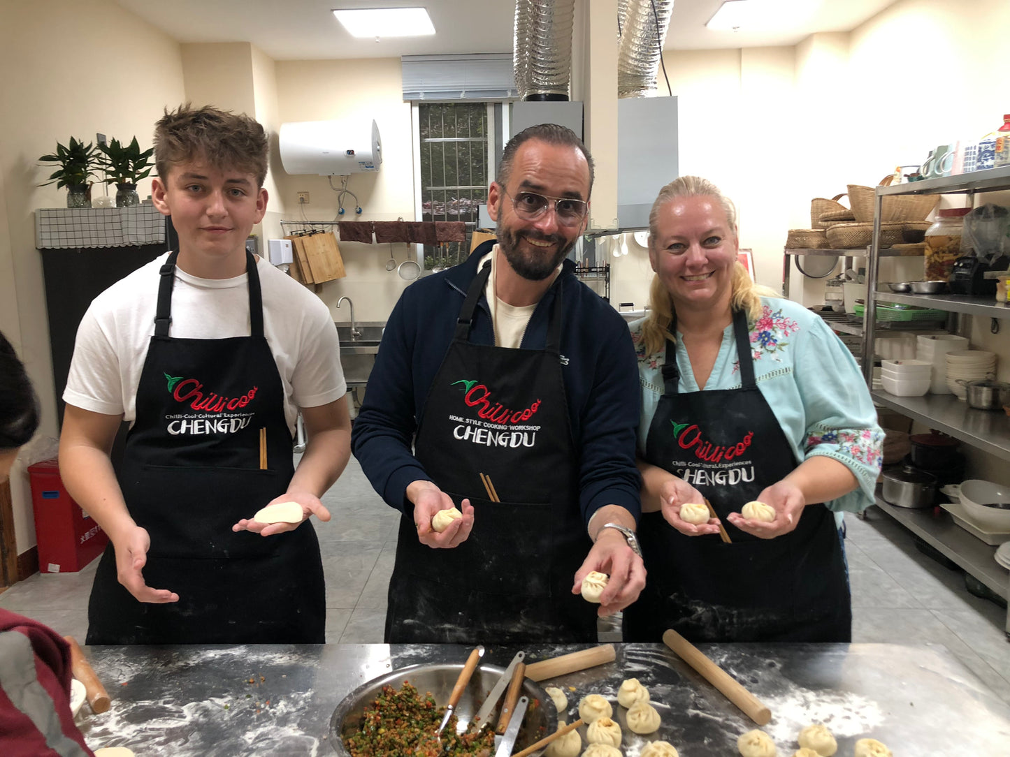 Chengdu: Dumpling Cooking Class with A Local Spice Market Visit