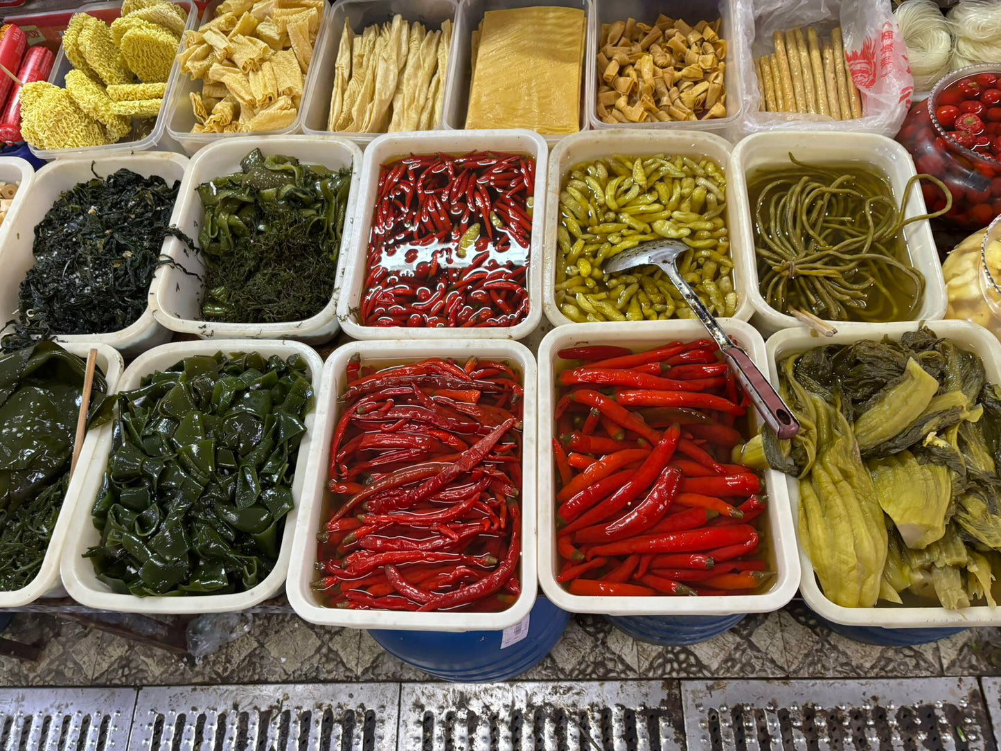 Chengdu: Dan Dan Noodles Cooking Class with A Local Spice Market Visit
