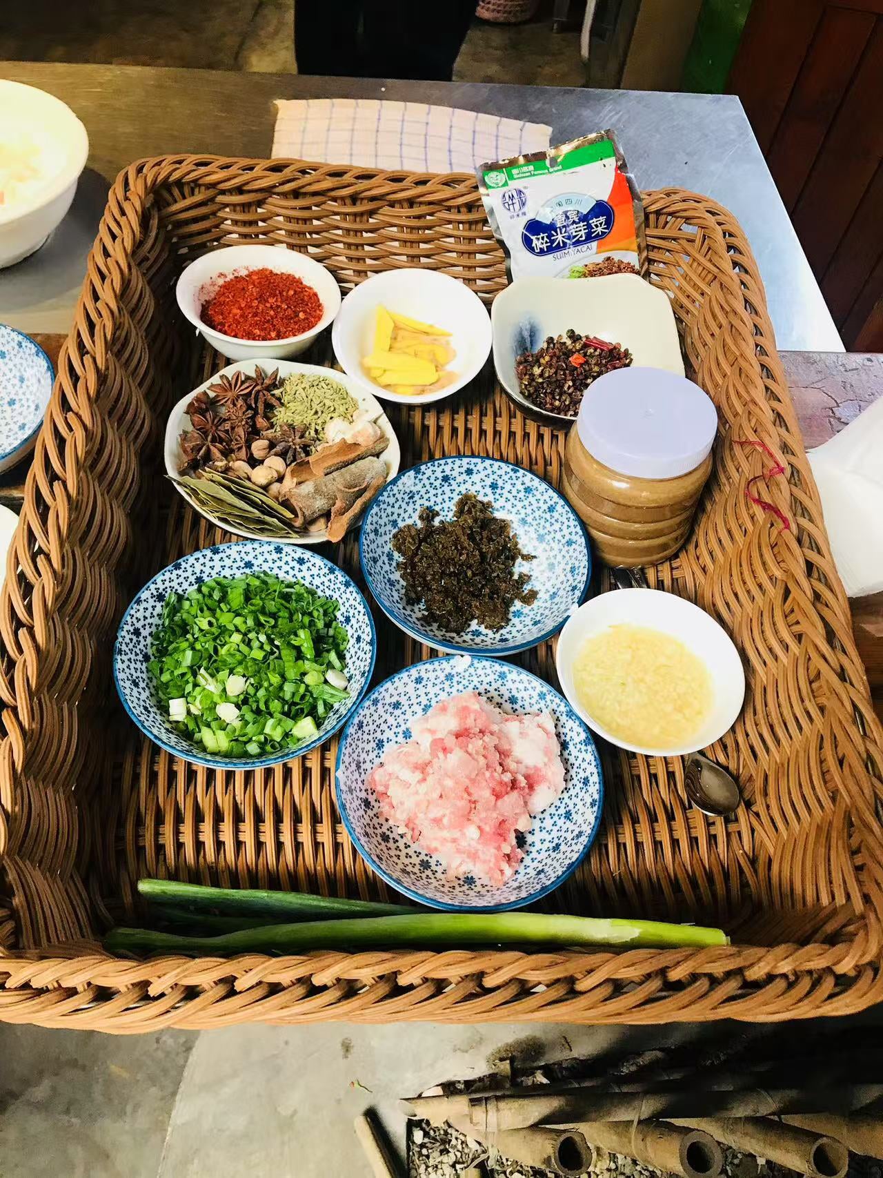 Chengdu: Dan Dan Noodles Cooking Class with A Local Spice Market Visit