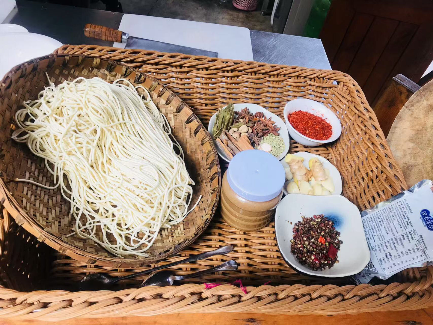 Chengdu: Dan Dan Noodles Cooking Class with A Local Spice Market Visit
