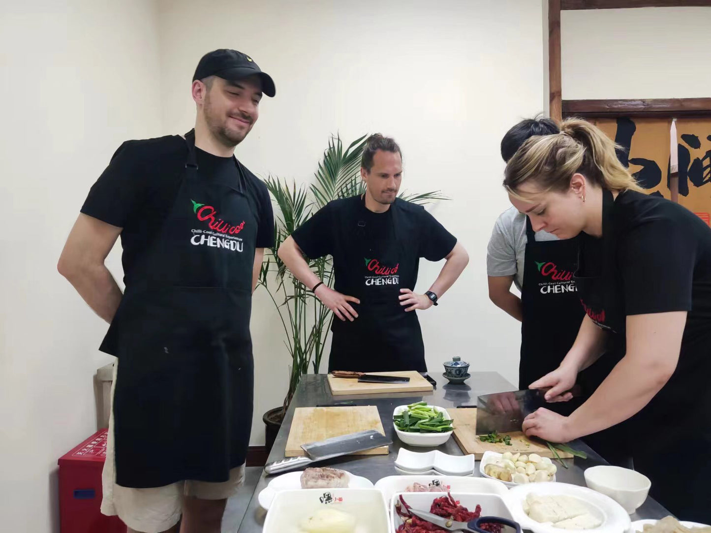 Chengdu: Half-Day Cooking Class with A Local Spice Market Visit