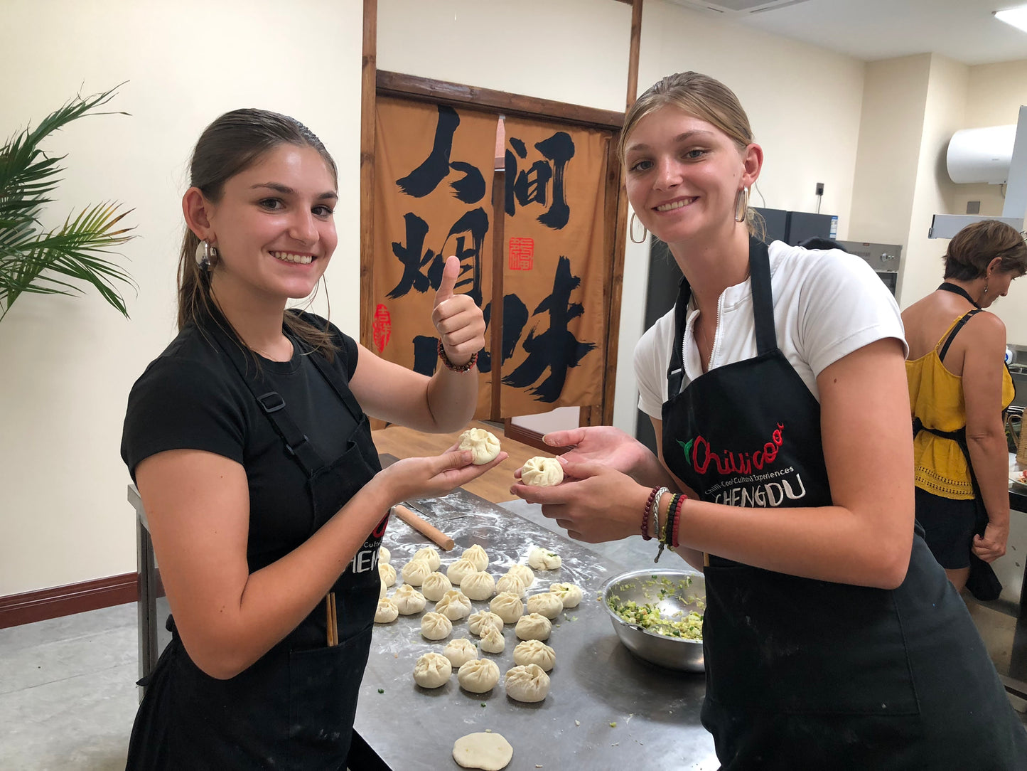 Chengdu: Half-Day Steamed Bun Cooking Class with A Local Spice Market Visit