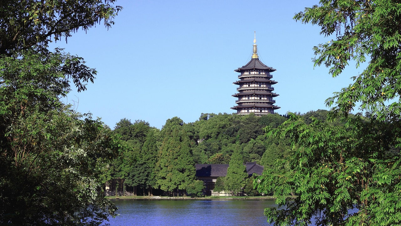 Hangzhou 2-Day Private Tour: West Lake, Lingyin Temple & Song Dynasty Town